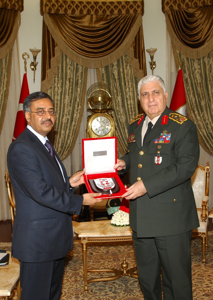 Chief of Turkish General Staff presenting