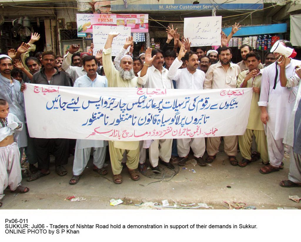 Px06-011 SUKKUR: Jul06 - Traders of Nishtar Road hold a demonstration in support of their demands in Sukkur. ONLINE PHOTO by S P Khan