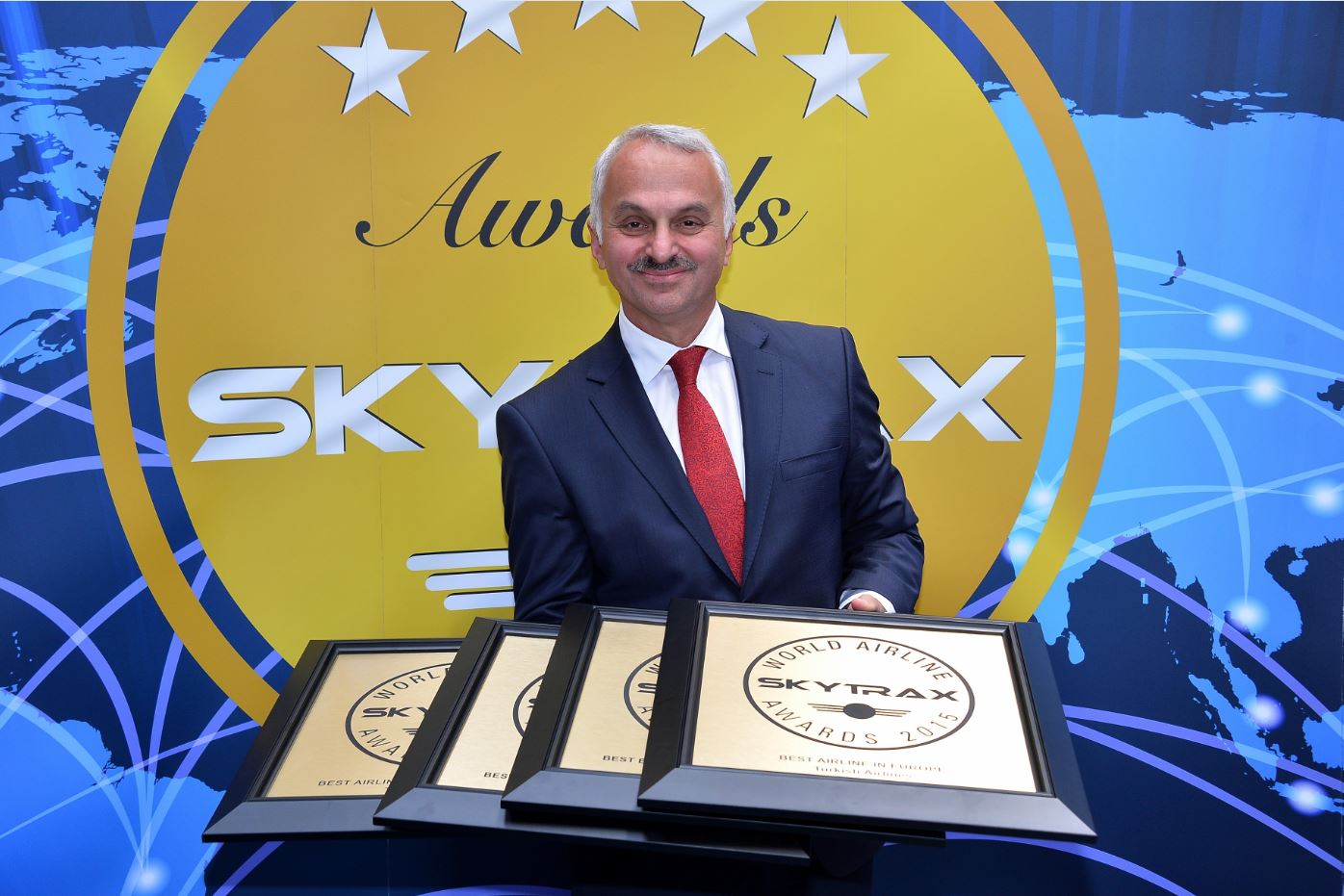Turkish Airlines CEO Mr, Temel Kotil holding the award