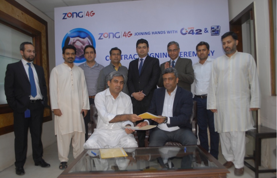 Niaz A. Malik, Deputy CEO Zong and Mohsin Naqvi, CEO Channel 24 and City 42 exchanging documents after signing MoU along with their teams for the provision of state-of-the-art services to both channels